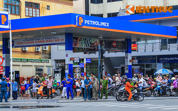 Mặc dù thời tiết đầu giờ chiều tại TP HCM có mưa to, nhưng người dân vẫn kiên trì đứng đợi trên đường dẫn từ sân bay Tân Sơn Nhất về trung tâm thành phố để chào đón Tổng thống Barack Obama. Ảnh: Thiên Dũng