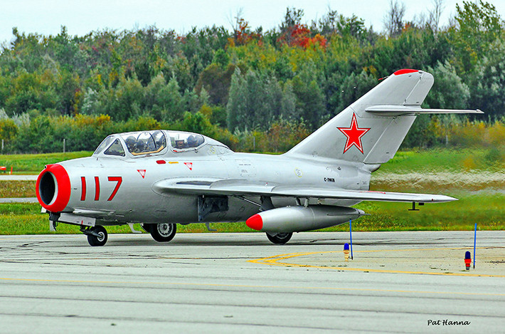 Riêng phiên bản MiG-15UTI, do là phiên bản ra đời để phục vụ mục đích huấn luyện nên ở phiên bản này, MiG-15 được trang bị hai ghế ngồi dành cho phi công học viên và huấn luyện viên. Nguồn ảnh: Pinterest.
