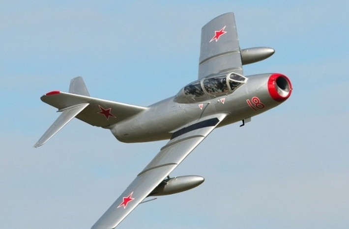Ngày nay, vẫn còn rất nhiều chiếc MiG-15 còn bay được nằm trong tay các nhà sưu tập tư nhân. Nguồn ảnh: Pinterest.