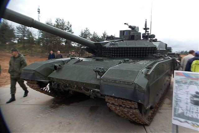 Với hệ thống súng máy này, T-90M có thể khai hoả tiêu diệt mục tiêu bay hoặc bộ binh đối phương trong khi kíp chiến đấu không cần phải thò ra khỏi xe, hoàn toàn an toàn từ phía bên trong. Nguồn ảnh: Defence-blog.