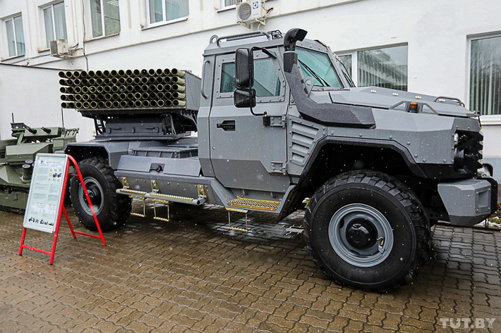 Cuối tháng 1 vừa rồi, Belarus đã mang tổ hợp pháo phản lực phóng loạt đa nòng của mình ra triển lãm. Nguồn ảnh: BMPD.