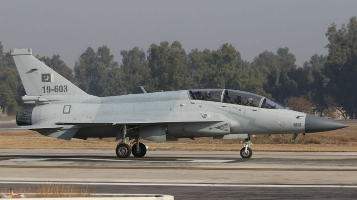 Trong lần này, Pakistan sẽ nhận tổng cộng 12 chiếc chiến đấu cơ đa nhiệm JF-17B trong tổng số 26 chiếc mà nước này đã đặt hàng từ Trung Quốc. Nguồn ảnh: BMDP.