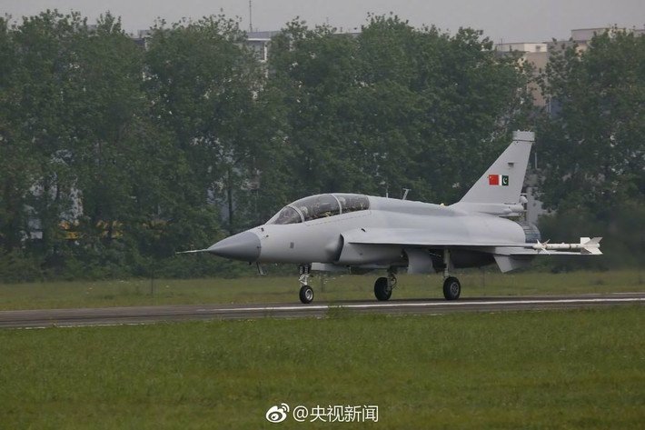 Còn lại, các thông số chiến đấu của JF-17 đều rất bình thường với tốc độ tối đa 2000 km/h, tầm bay tối đa 3400 km, chịu được trọng trường tối đa +8, pháo chính 23mm kèm theo 7 giá treo vũ khí dưới bụng. Nguồn ảnh: QQ.