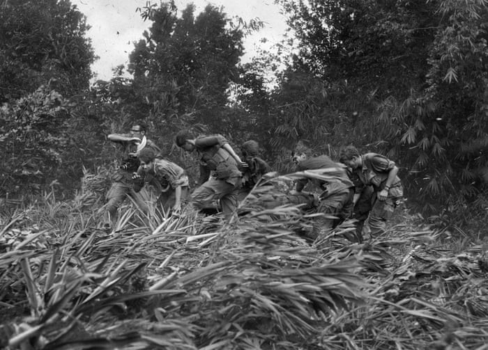Nhốn nháo khiêng thương binh ra trực thăng để đưa về bệnh viện. Nguồn ảnh: Flickr.