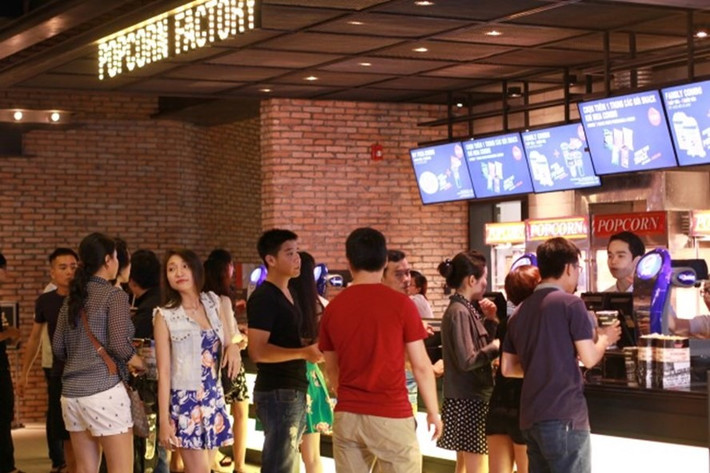 Năm mới là dịp những bộ phim “bom tấn” đồng loạt đổ bộ tại hàng loạt các rạp chiếu phim ở Hà Nội. Bên cạnh đó, các rạp chiếu phim cũng có nhiều chương trình ưu đãi, khuyến mãi dành cho người xem trong dịp Tết Dương lịch 2020. Ảnh: TL.