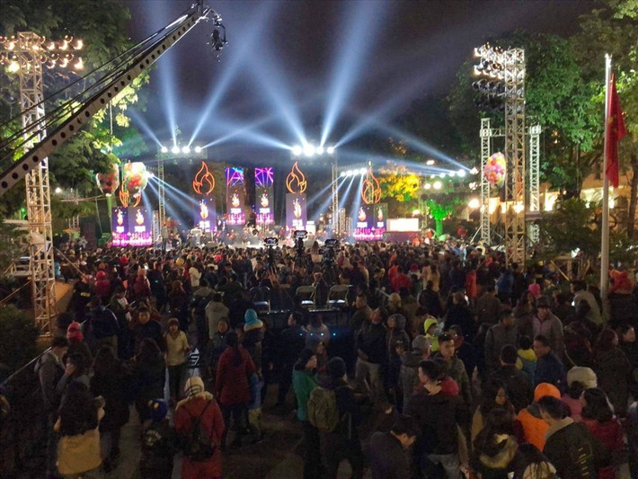 Tuy nhiên, vào đúng đêm 31.12, khu vực này sẽ rất đông đúc, bởi vậy nên lưu ý giữ gìn đồ đạc để tránh bị móc túi. Ảnh: LDO.