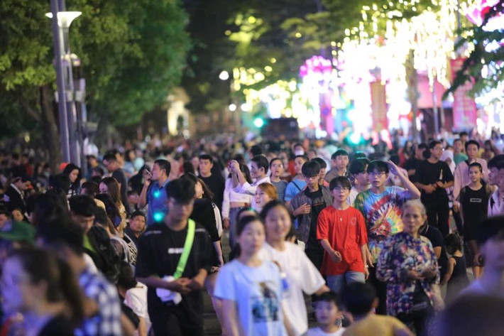 Khoảng 19h tối nay (31/12), hàng ngàn người dân đổ về khu vực trung tâm TP HCM vui chơi cùng nhau tận hưởng những giờ phút cuối cùng của năm cũ bên bạn bè và người thân, chờ đón giao thừa trong không khí tưng bừng, háo hức.