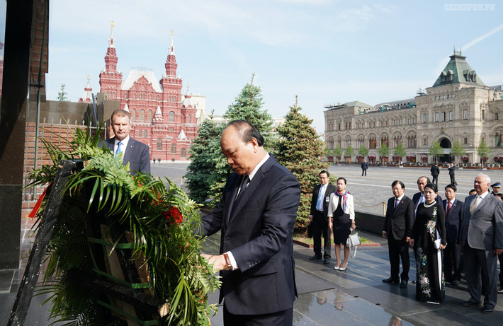 Thủ tướng đặt vòng hoa trước Lăng Lenin