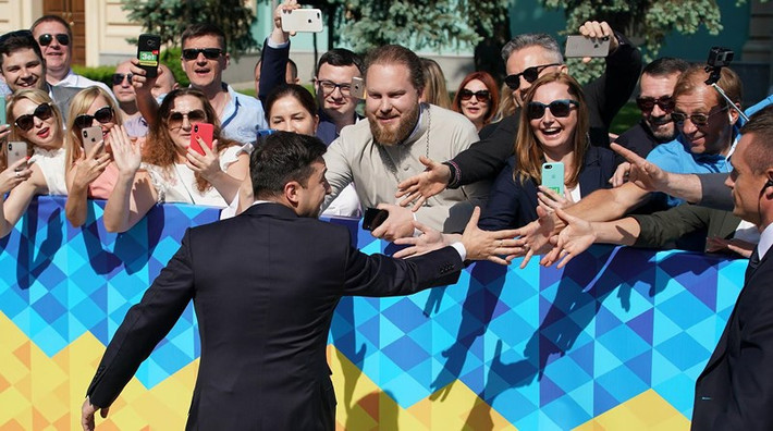 Ông Zelensky cùng với người dân