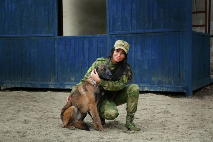 Hạ sĩ Christina Tsyganova từ Rostov-on-Don say sưa với công việc huấn luyện chó nghiệp vụ.
