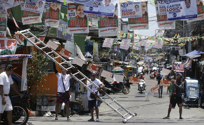 Biển hiệu treo đầy đường ở quận ổ chuột Tondo của Manila. Bản thân Tổng thống Duterte hiện vẫn có được tỷ lệ ủng hộ cao, với các thăm dò cho thấy con số này lên tới 70%. Các thăm dò khác cho thấy nhiều thượng nghị sĩ ủng hộ ông Duterte sẽ giành chiến thắng trong bầu cử sắp tới. Ảnh: AP.