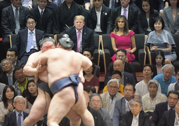 Trong giải đấu kéo dài 15 ngày, nhà vô địch sumo đã được xác định từ trước khi ông Trump tới xem trận đấu cuối cùng. Đó là Asanoyama Hideki, võ sĩ nặng 176 kg. Ảnh: Kyodo.