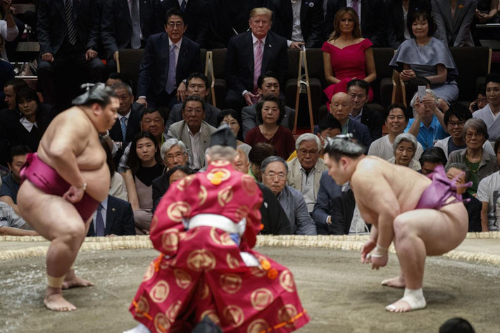 Tổng thống Mỹ cho biết ông luôn muốn được xem trực tiếp sumo và nói rằng ông đã có "một buổi tối không thể tin được". Ảnh: AP.