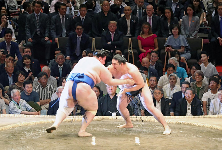 Liên đoàn sumo Nhật Bản đã phải thay đổi một số quy định để đảm bảo an ninh cho sự kiện. Bên cạnh việc giảm nửa số vé bán ra trong ngày, hành vi ném miếng lót để ngồi (nhằm bày tỏ sự thất vọng) cũng bị cấm. Ảnh: AP.
