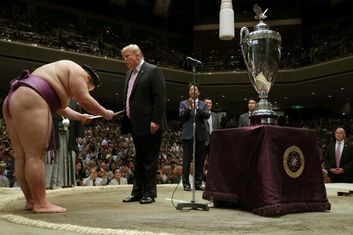 Sau khi trận đấu kết thúc, ông Trump bước lên bục và trao phần thưởng cho nhà vô địch 25 tuổi Asanoyama. Người xem rất phấn khích và vỗ tay nhiệt liệt khi ông Trump đọc tên võ sĩ và triều đại mới bằng tiếng Nhật. Ảnh: AP.