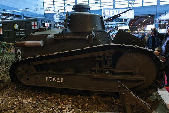 Renault FT là xe tăng thiết kế hiện đại đầu tiên và được Pháp cho sản xuất hơn 3.300 chiếc trong Thế chiến I. Những chiếc siêu tăng này được sử dụng để tấn công các vị trí của kẻ thù với hỏa lực cực mạnh. Trong cả hai cuộc chiến tranh thế giới, Renault FT đều được sử dụng ở nhiều nơi.