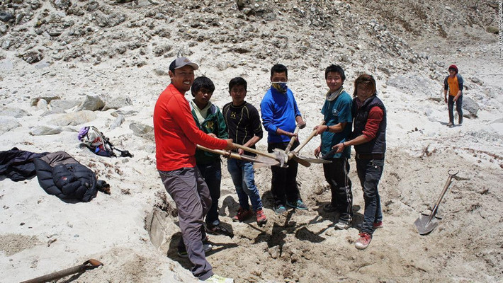 Dandu Raj Ghimire, lãnh đạo Tổng cục Du lịch Nepal, ngày 5/5 cho biết chính phủ đã chuẩn bị sẵn lương thực, nước và nơi nghỉ ngơi cho đội tình nguyện viên tại Trạm dừng Everest. Chính phủ Nepal và các cộng đồng địa phương đang đau đầu với tình trạng rác thải tại ngọn núi cao nhất thế giới do khách du lịch và người leo núi để lại sau mỗi chuyến thăm. Ảnh: Mount Everest Biogas Project.