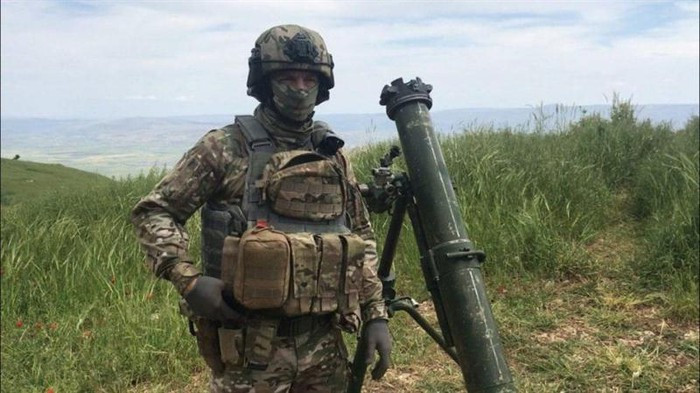Trong đó có súng cối và hệ thống radar sách tay FARA-I. Đây là khí tài chuyên dùng để dò tìm các mục tiêu di động như quân lính và các loại xe từ khoảng cách 4 km.