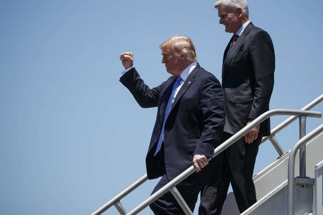 Tổng thống Mỹ sánh bước cùng Thượng nghị sĩ Bill Cassidy. Ảnh: AP.