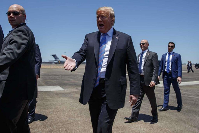 Tổng thống Trump chìa tay để chào đón những người ủng hộ. Ảnh: AP.