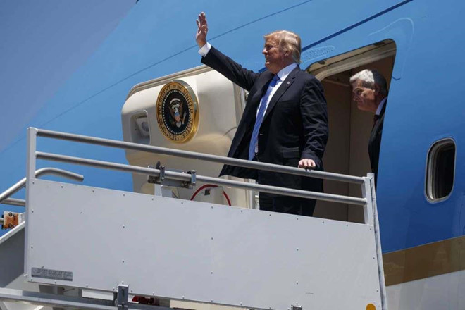 Ông Trump có mặt tại sân bay quốc tế Chennault vào ngày 14/5. Ảnh: AP.