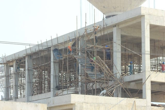 Một công trình đang trong giai đoạn hoàn thiện với nhiều công nhân tham gia xây dựng.