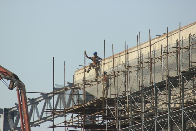 Các công nhân chỉ đeo bảo hiểm sơ sài.