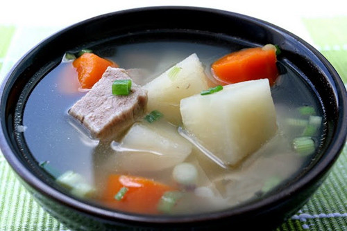 Cà rốt củ cải: Cà rốt nấu chung với củ cải là món canh ưa thích của rất nhiều bé nhưng các enzyme có trong cà rốt sẽ bẻ gẫy các vitamin C trong củ cải và biến đây trở thành món ăn vô bổ cho các bé.