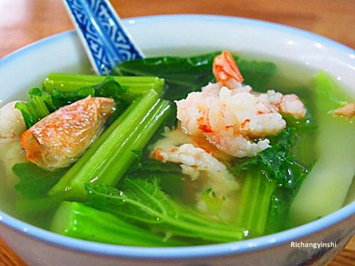 Cải bó xôi và tôm: Đây là những thực phẩm không nên kết hợp. Bởi vì trong cải bó xôi có chứa axit Phytic còn tôm chứa nhiều canxi. Khi đi vào cơ thể bé, chúng sẽ kết hợp với nhau tạo thành muối khiến thận của bé phải làm việc vất vả hơn để đào thải muối ra ngoài.