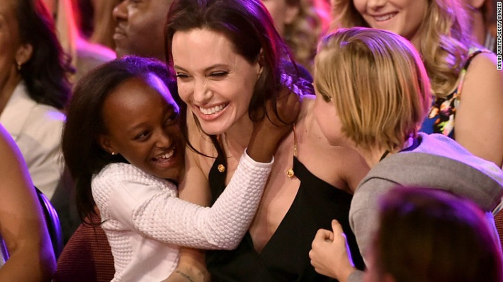 Jolie cùng hai cô con gái Zahara và Shiloh ăn mừng chiến thắng khi cô dành giải vai diễn được bình chọn bởi trẻ em trong bộ phim Maleficent vào năm 2015.