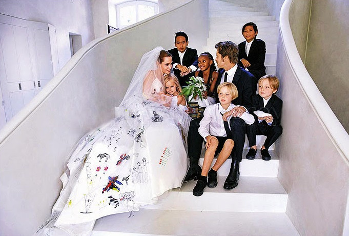 Mặc dù chung sống với nhau từ năm 2005 nhưng mãi đến năm 2014, Angelina Jolie và Brad Pitt mới đính hôn. Bộ ảnh cưới của cô và chồng có sự góp mặt của cả 6 người con.