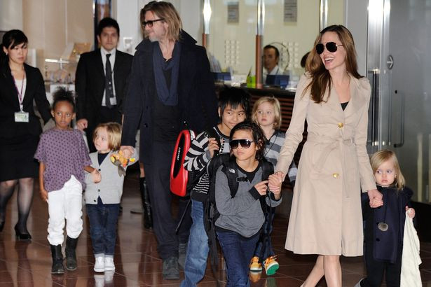 Trong mắt mọi người, Angelina Jolie được coi là một trong những bà mẹ vĩ đại nhất Hollywood vì tình thương cô dành cho 6 người con. Trong đó, Brad Pitt và Angelina Jolie có chung 3 người con, còn lại là con nuôi.
