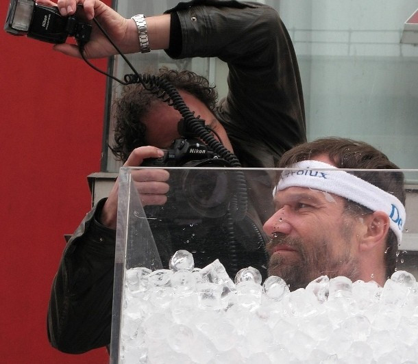 Wim Hof đang giữ kỷ lục thế giới về thời gian ngâm mình chịu lạnh trong tủ đá lâu nhất. Kỷ lục quái dị này hiện nay được ghi trong sách kỷ lục thế giới với thời gian là 1 tiếng 52 phút 42 giây.