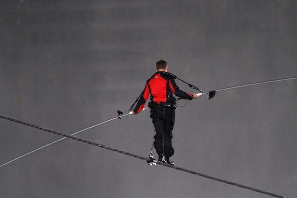 Giữ 9 kỷ lục thế giới về đi trên dây, hiện Nikolas Wallenda được mệnh danh là người giữ thăng bằng giỏi nhất thế giới. Anh từng đi qua thác Niagra ở Mỹ nơi có sức gió giật lên đến hơn 40km/h.