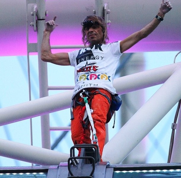 Alain Robert được coi là ông vua leo trèo nhà chọc trời. Alain luôn trèo tay không và không có dây bảo hiểm. Anh được ghi nhận là người đàn ông leo trèo giỏi nhất thế giới vì đã chinh phục được những tòa nhà chọc trời nổi tiếng thế giới chỉ bằng tay không.