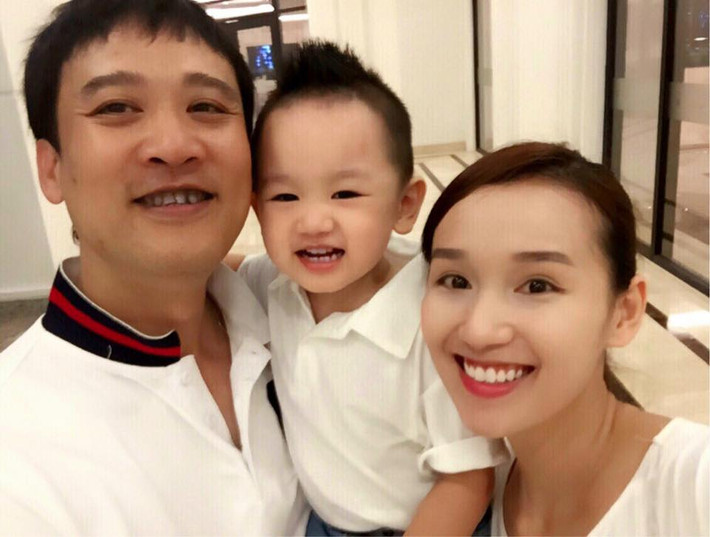 Diễn viên nữ chính trong bộ phim - Lã Thanh Huyền bên cậu con trai bé nhỏ của mình.