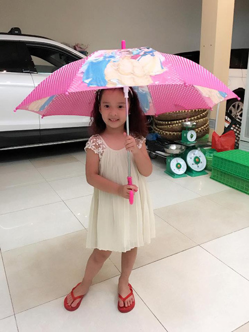 Nhiều khi cô bé tỏ ra điệu đà như một thiếu nữ.