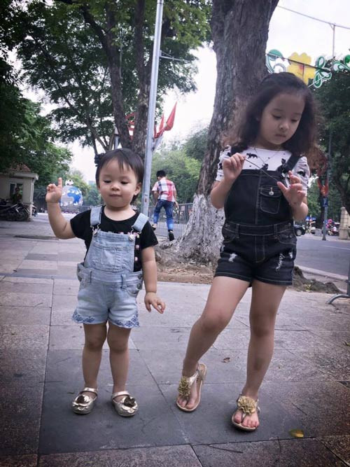 Hai chị em con gái diễn viên Hồng Đăng, bé Nhím và bé Kẹo. Bé kẹo tỏ ra rụt rè hơn nhiều so với chị Nhím.