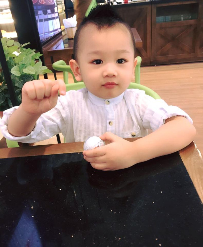 Bé Chum Chum, cậu con trai duy nhất của Lã Thanh Huyền trông rất kháu khỉnh và đáng yêu.