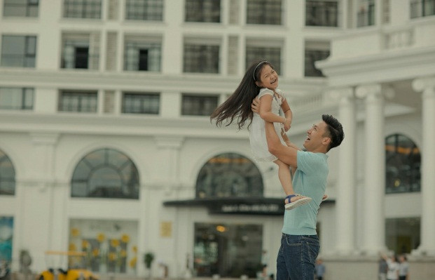 Hình ảnh hai bố con diễn viên Mạnh Trường vui đùa cùng nhau.
