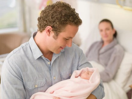 Tư thế đẻ đứng sẽ giúp em bé chui ra dễ dàng hơn như đã nói ở trên, điều này cũng giúp ca đẻ diễn ra nhanh chóng hơn, người mẹ ít phải đối mặt với nguy cơ biến chứng và đỡ tốn sức hơn.