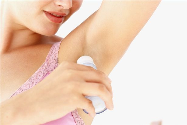 Nếu dùng lăn khử mùi bôi vào vết muỗi đốt, bạn sẽ không còn cảm thấy ngứa nữa vì trong tất cả các loại lăn khử mùi đều có chứa chất nhôm, giúp làm giảm cảm giác ngứa ngáy của da khi bị kích ứng.