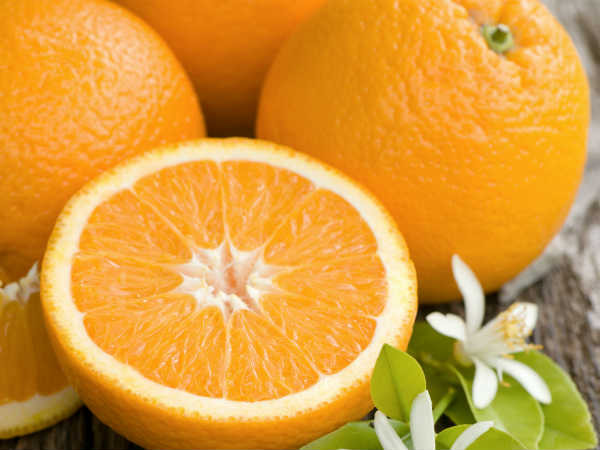 Trái cam có chứa rất nhiều canxi và vitamin C. Hơn nữa, đây cũng là một loại thực phẩm dễ ăn cho trẻ, có thể xay ra nước hoặc cho trẻ mút, nhá từng múi cam nhỏ để dạy trẻ cách nhai ngay từ khi còn bé.