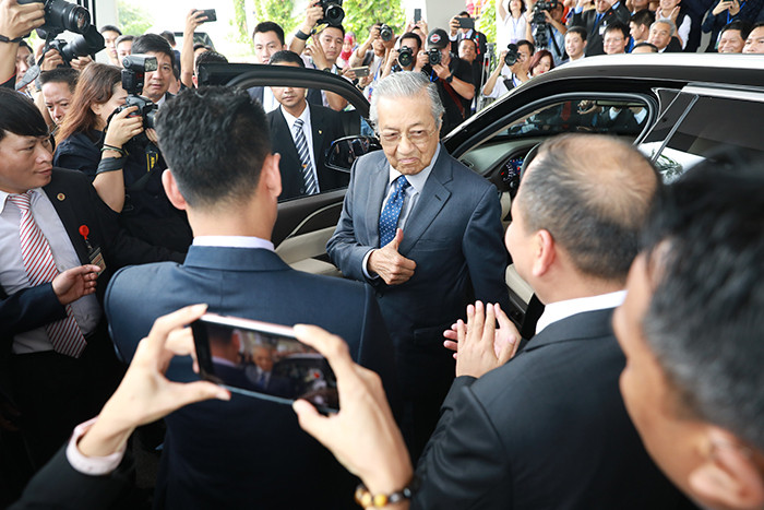 Ngày 28/8 tại F-ville (Hoà Lạc, Hà Nội), Thủ tướng Malaysia Mahathir Mohamad đã có những trải nghiệm “tuyệt vời” khi cầm lái chiếc VF SA2.0, một trong những chiếc xe hơi thương mại đầu tiên của ngành công nghiệp ô tô Việt Nam. “Người đỡ đầu” của ngành công nghiệp ô tô Malaysia tỏ rõ sự háo hức khi được đích thân tỷ phú Phạm Nhật Vượng, Chủ tịch Tập đoàn Vingroup giới thiệu về mẫu SUV Lux SA 2.0.