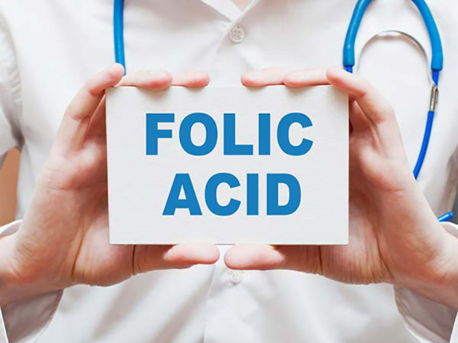 Vitamin B9 (Axit folic): Đây là một trong những vitamin tốt nhất cho phụ nữ. Axit folic rất quan trọng đối với phụ nữ mang thai vì nó giúp ích cho sự phát triển của bào thai. Vitamin này cũng ngăn ngừa ung thư, bệnh tim mạch và bệnh Alzheimer. Thiếu vitamin B9 trong thời gian mang thai có thể làm tăng nguy cơ dị tật bẩm sinh. Phụ nữ nên ăn các thực phẩm như đậu, trứng, cam, dâu tây và dưa để có nhiều vitamin này.
