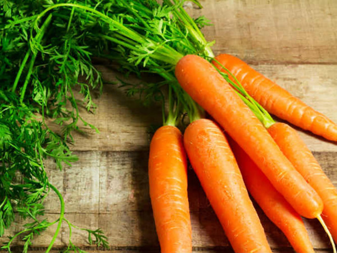 Vitamin A: Bạn cần vitamin A vì chúng tốt cho mắt, giúp xương chắc khỏe và tăng cường miễn dịch. Thực phẩm chứa nhiều vitamin A là cà rốt, rau chân vịt, cải xoăn, bông cải xanh, trứng, đu đủ, cà chua, sữa, mơ, đào và ổi.