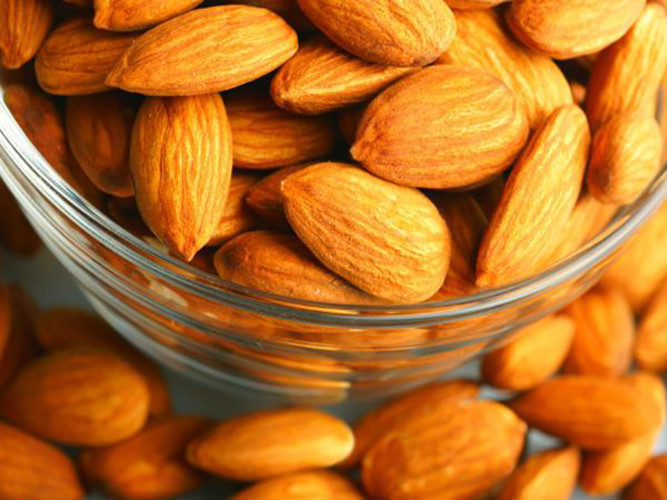 Vitamin B7 có tên khác là biotin. Vitamin này giúp tăng trưởng tế bào, tổng hợp axit béo, giúp xương chắc khoẻ và giảm cholesterol. Thiếu vitamin này có thể làm tăng nguy cơ trầm cảm, thiếu máu, tóc gãy rụng, da nổi mề đay và thậm chí nhịp tim bất thường. Các loại thực phẩm như sữa, cà rốt, hạt, quả hạnh, đậu lăng, rau, ớt, cá, pho mát và chuối cung cấp vitamin này.