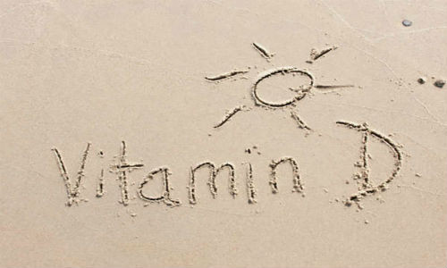 Vitamin D: Ngày nay nhiều phụ nữ đang rơi vào tình trạng loãng xương. Cơ thể rất cần vitamin D để hấp thụ canxi tốt hơn, giúp xương chắc khoẻ. Vitamin này cũng giảm thiểu nguy cơ gặp các vấn đề về thị giác, viêm khớp và một số loại ung thư nhất định. Bạn cần tiếp xúc ánh sáng mặt trời để có được vitamin này. Ngoài ra, thực phẩm như sữa, gan, trứng và cá cung cấp vitamin D.