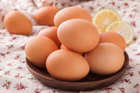 15. Trứng: chứa hàm lượng protein chất lượng cao, ngoài ra cũng chứa carotenoid, lutein, choline và xeanthin. Choline là một chất dinh dưỡng cần thiết, đặc biệt là đối với phụ nữ mang thai. có thể tăng cường sức khỏe của mắt, giúp ngăn ngừa thoái hoá điểm vàng liên quan đến tuổi tác cũng như ngăn ngừa chứng mù lòa của người cao tuổi. Ảnh: vcg.