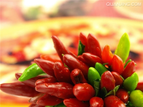 4. Ớt: tăng cường sự trao đổi chất trong cơ thể, giải phóng năng lượng dư thừa, tránh bị béo phì, thúc đẩy tuần hoàn máu và oxy trong cơ thể. Trong mỗi bữa ăn kèm một chút ớt sẽ giúp bạn kích thích vị giác, cảm thấy dễ chịu, sảng khoái. Ảnh: quanjing.
